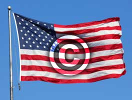 Símbolo del derecho de autor sobre una bandera estadounidense